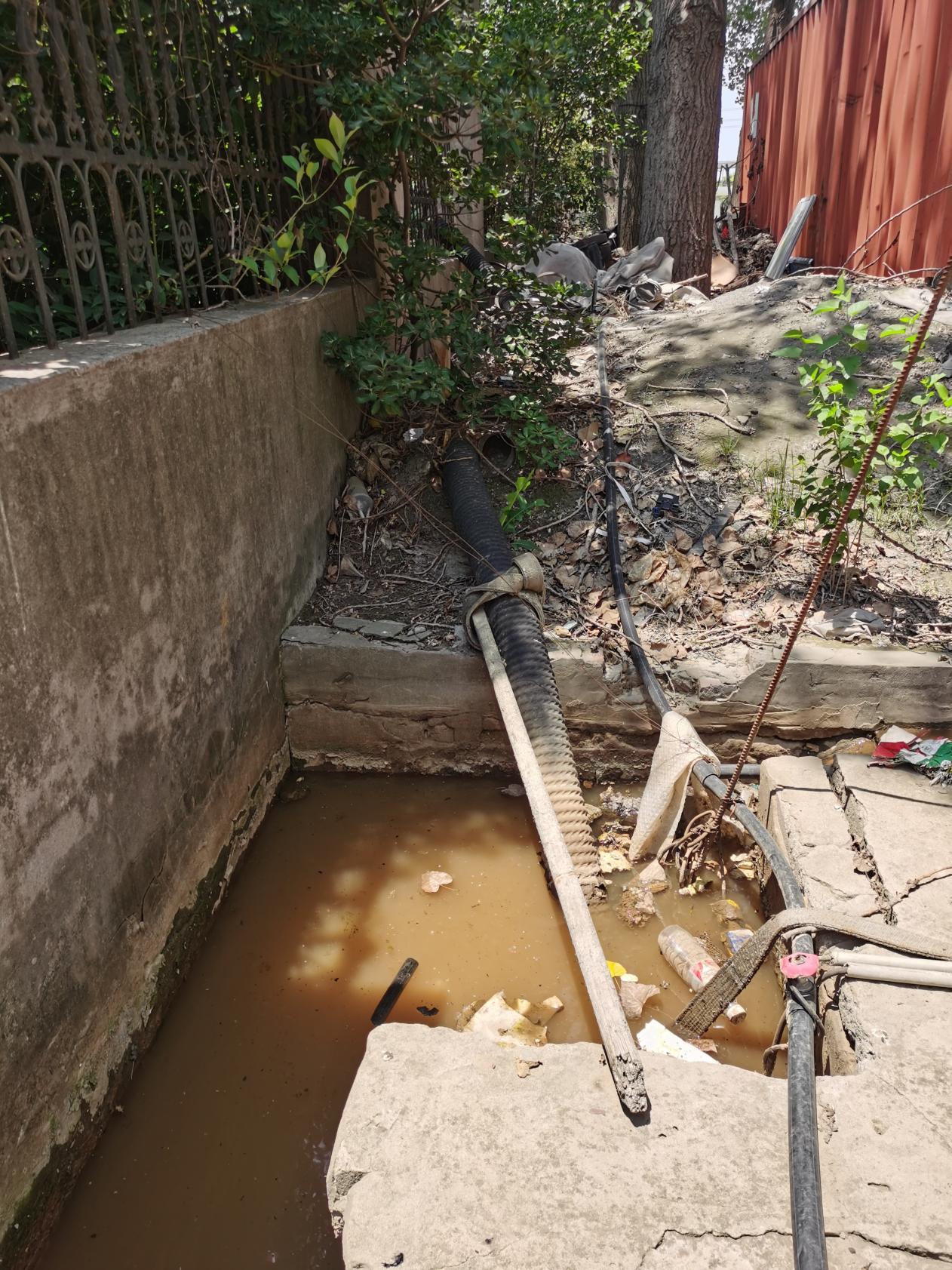 南京经开区一建筑垃圾处理公司被指偷排污水 监管部门：已责令企业限期整改