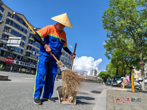 贵溪环卫工人开启夏日作业模式