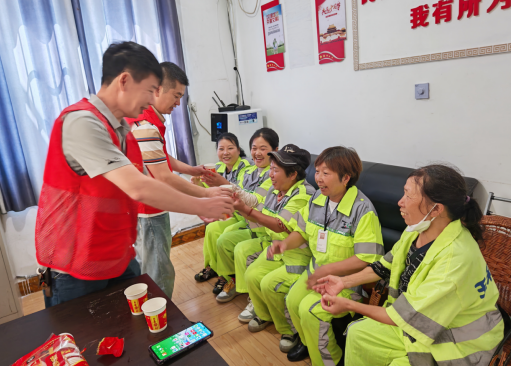 景德镇市珠山区竟成街道银坑村:致敬环卫工 驿站送清凉