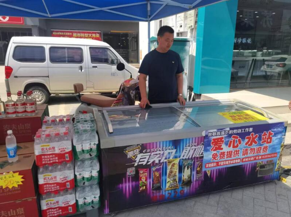 睢宁凌城：高温下的“爱心水站”，给环卫工递上一口清凉