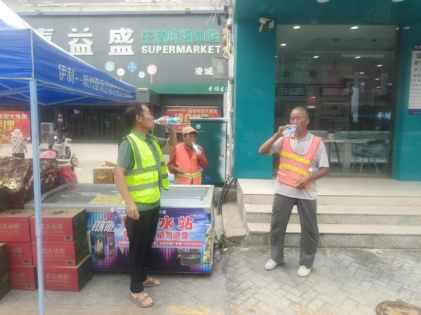 睢宁凌城：高温下的“爱心水站”，给环卫工递上一口清凉