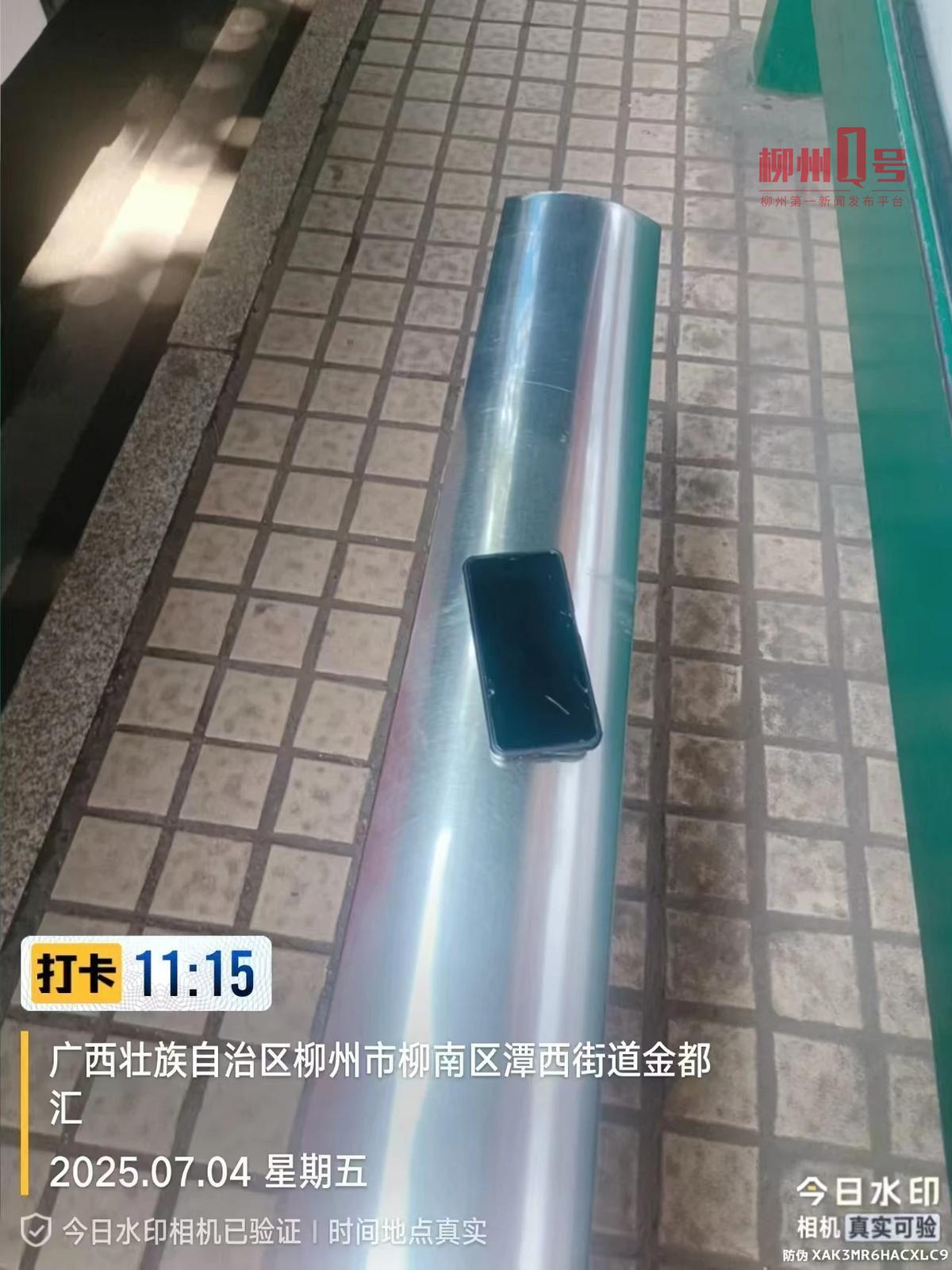 市民手机遗失在公交站台 柳州环卫工人看到后这样做