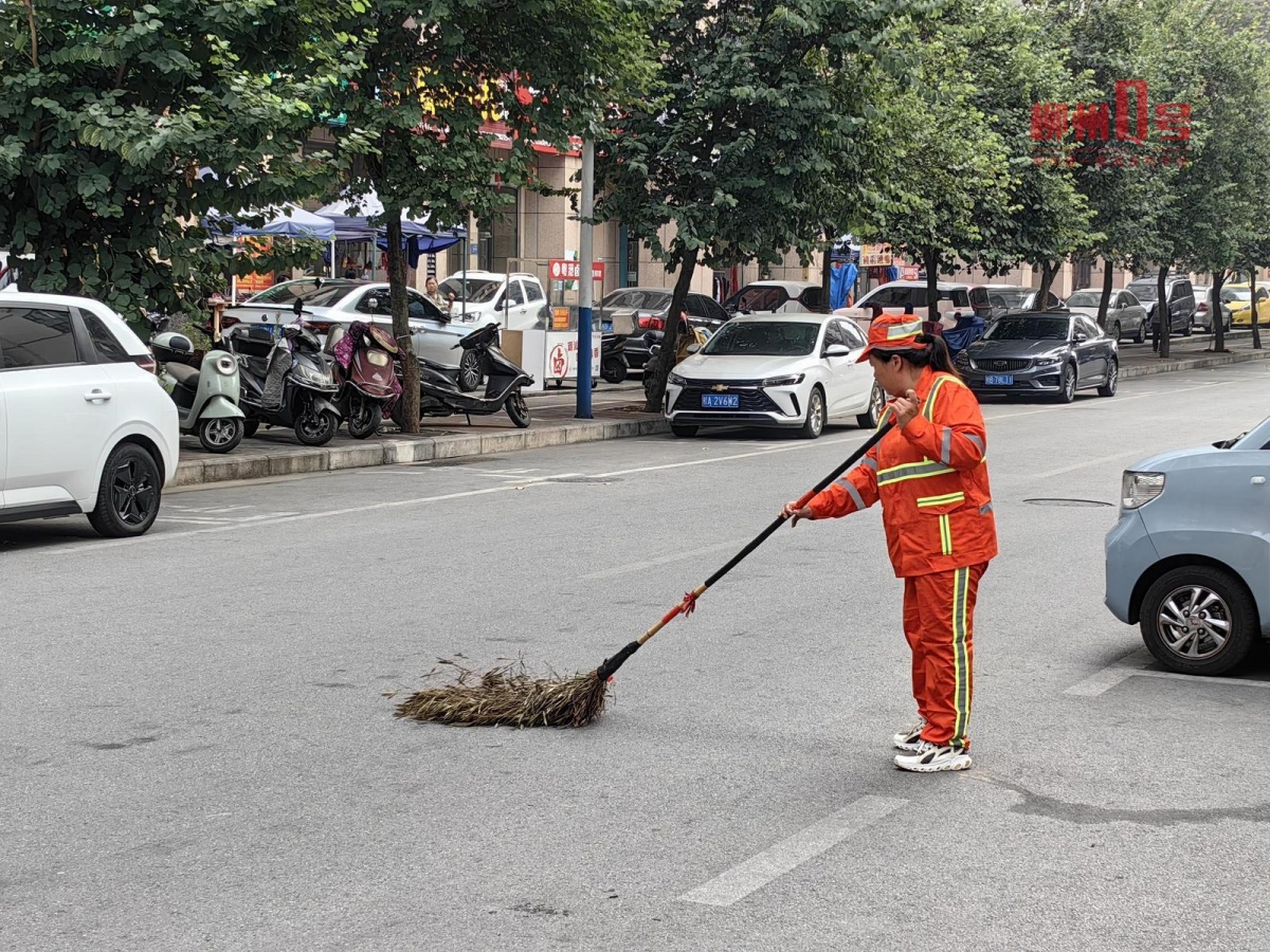 市民手机遗失在公交站台 柳州环卫工人看到后这样做