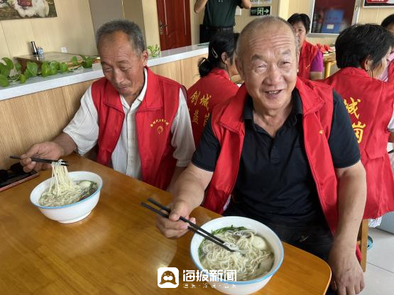 德州陵城区糜镇:温情商户送清凉 共筑环卫工人“暑”适圈