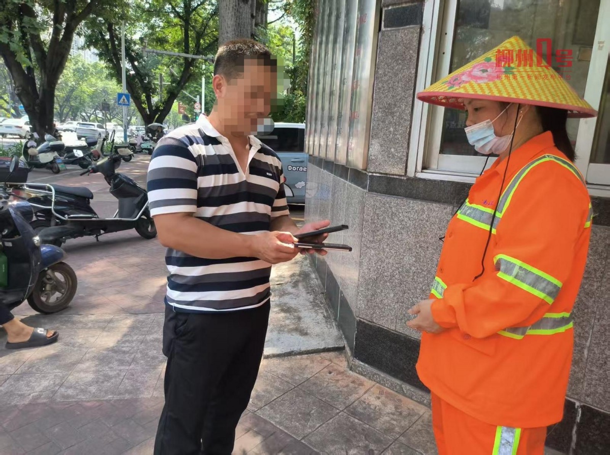 市民手机遗失在公交站台 柳州环卫工人看到后这样做