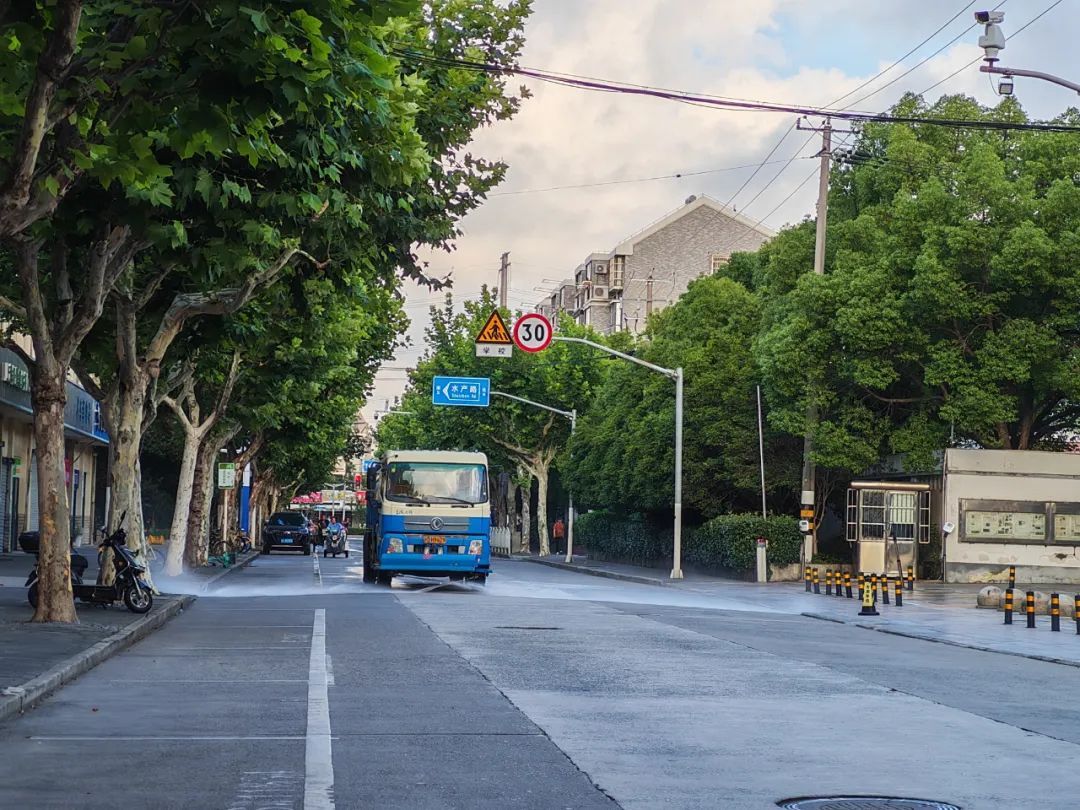 宝山环卫工人烈日下坚守岗位有担当，用“凉”策巧护环境美！