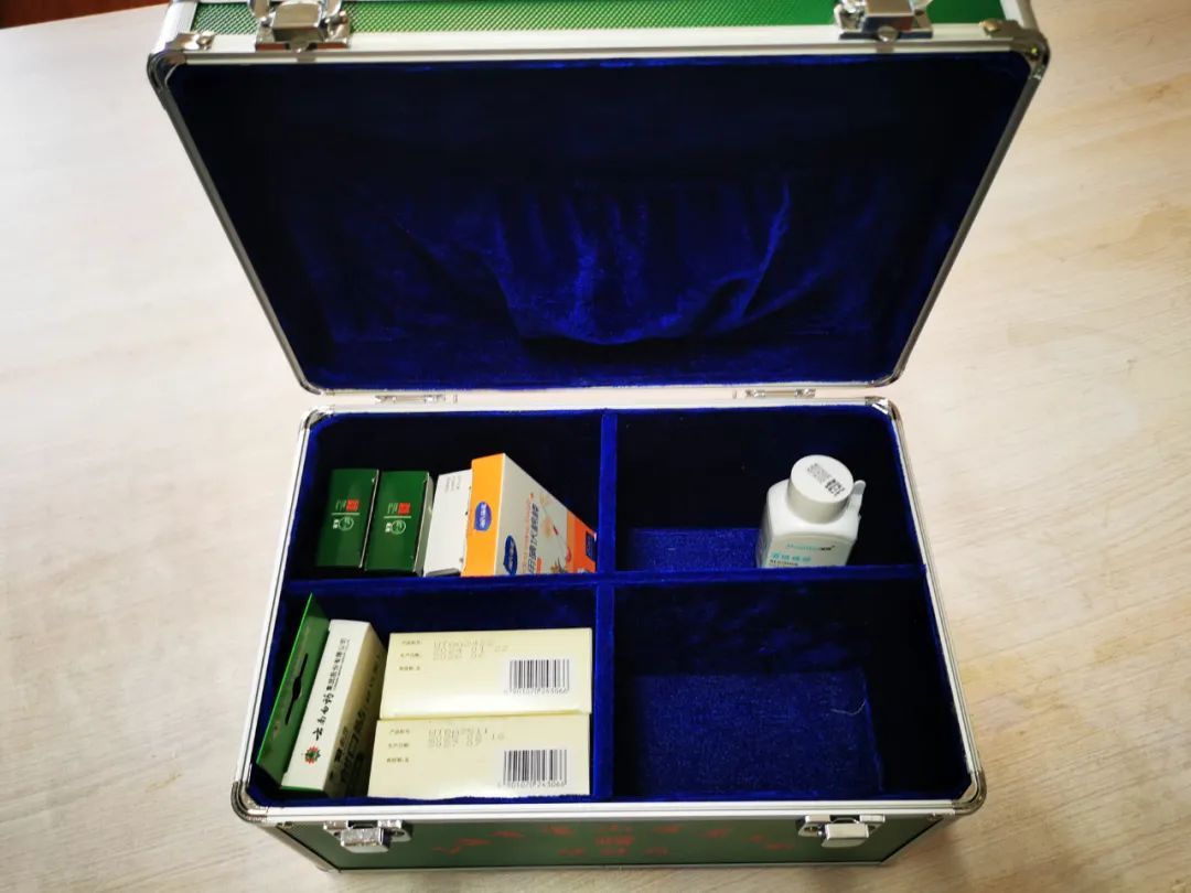 宝山环卫工人烈日下坚守岗位有担当，用“凉”策巧护环境美！