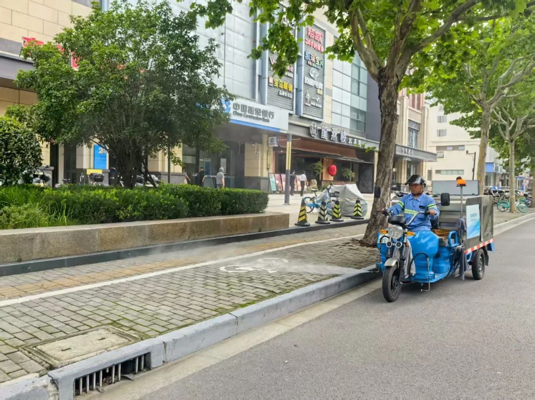 宝山环卫工人烈日下坚守岗位有担当，用“凉”策巧护环境美！