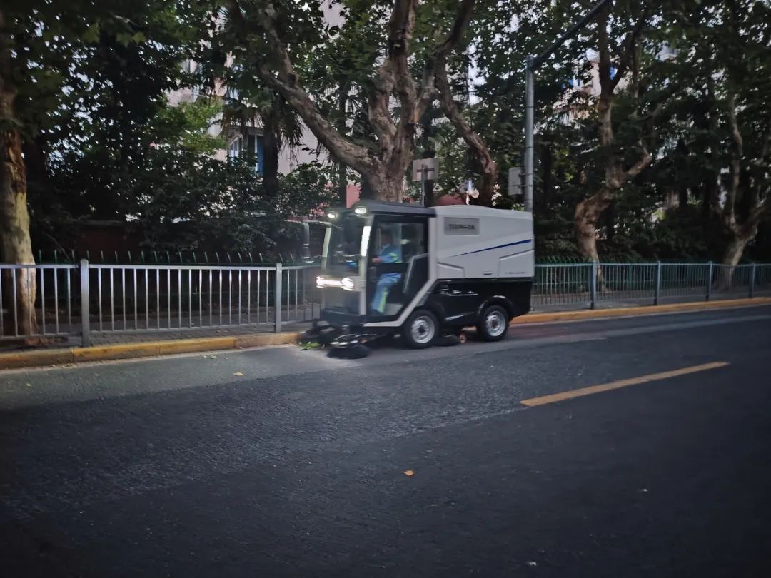 宝山环卫工人烈日下坚守岗位有担当，用“凉”策巧护环境美！