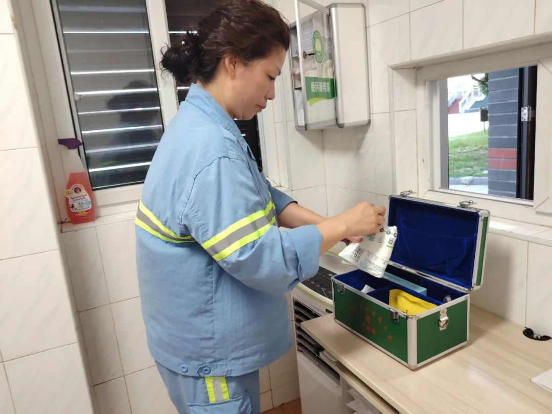 宝山环卫工人烈日下坚守岗位有担当，用“凉”策巧护环境美！