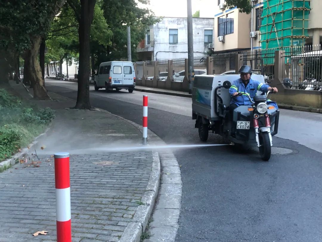 宝山环卫工人烈日下坚守岗位有担当，用“凉”策巧护环境美！