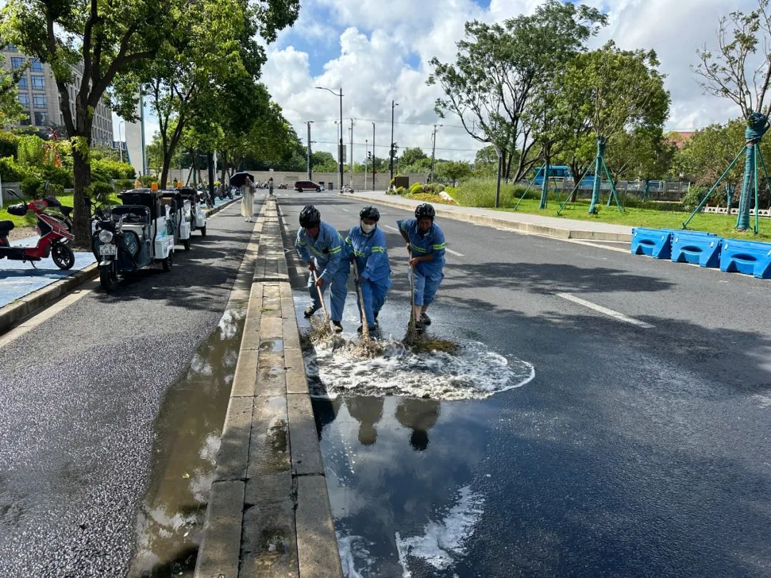 宝山环卫工人烈日下坚守岗位有担当，用“凉”策巧护环境美！