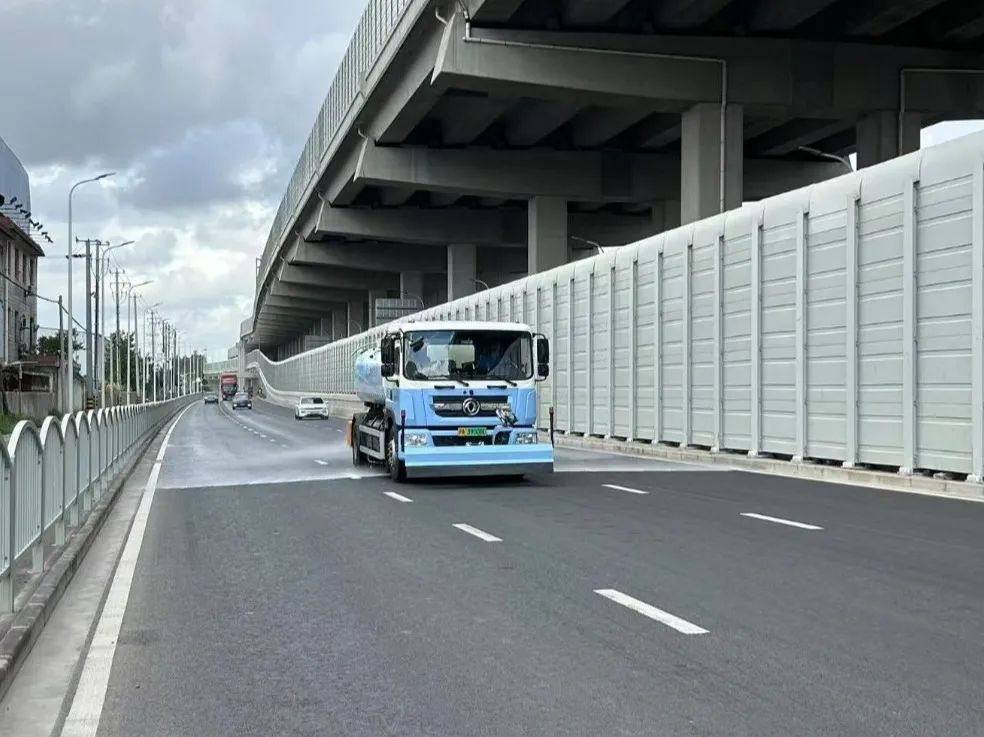 宝山环卫工人烈日下坚守岗位有担当，用“凉”策巧护环境美！