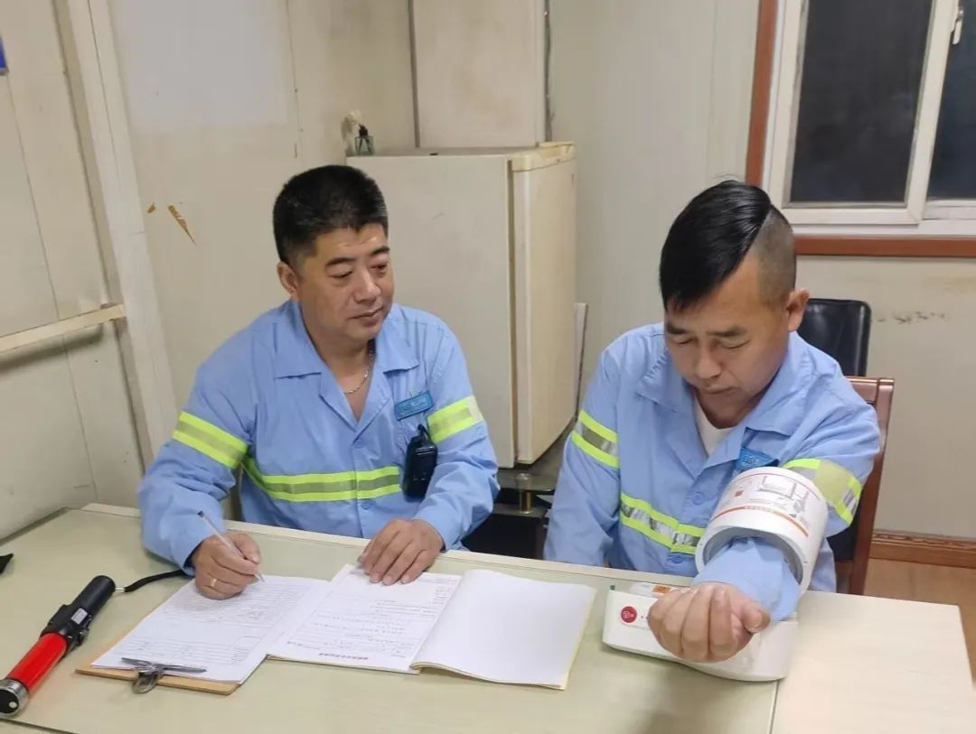 宝山环卫工人烈日下坚守岗位有担当，用“凉”策巧护环境美！