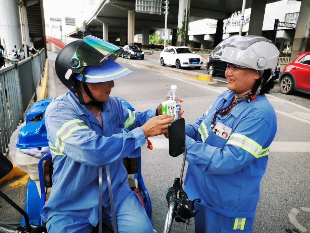 宝山环卫工人烈日下坚守岗位有担当，用“凉”策巧护环境美！
