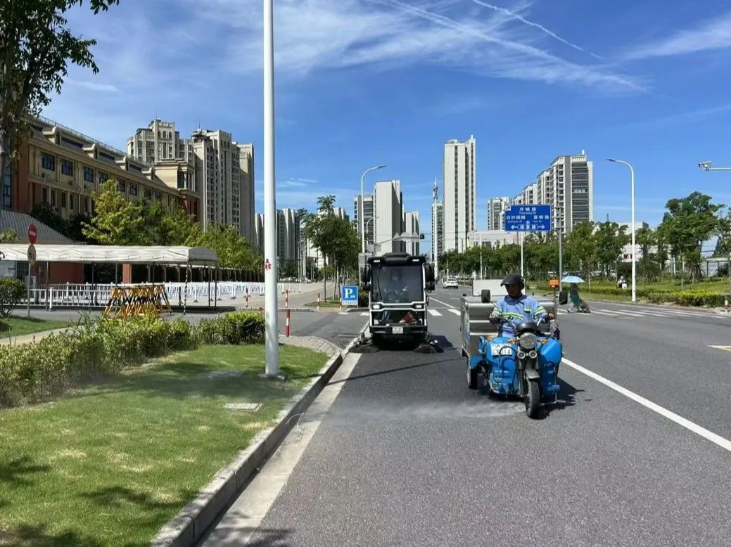 宝山环卫工人烈日下坚守岗位有担当，用“凉”策巧护环境美！