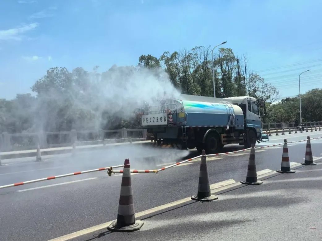 宝山环卫工人烈日下坚守岗位有担当，用“凉”策巧护环境美！