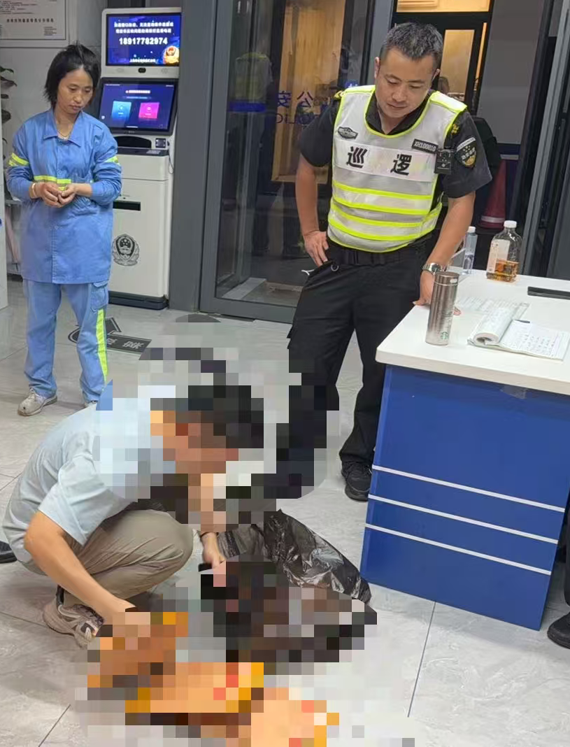 暴雨中，徐家汇一环卫工人在人行道上捡到40万现金！