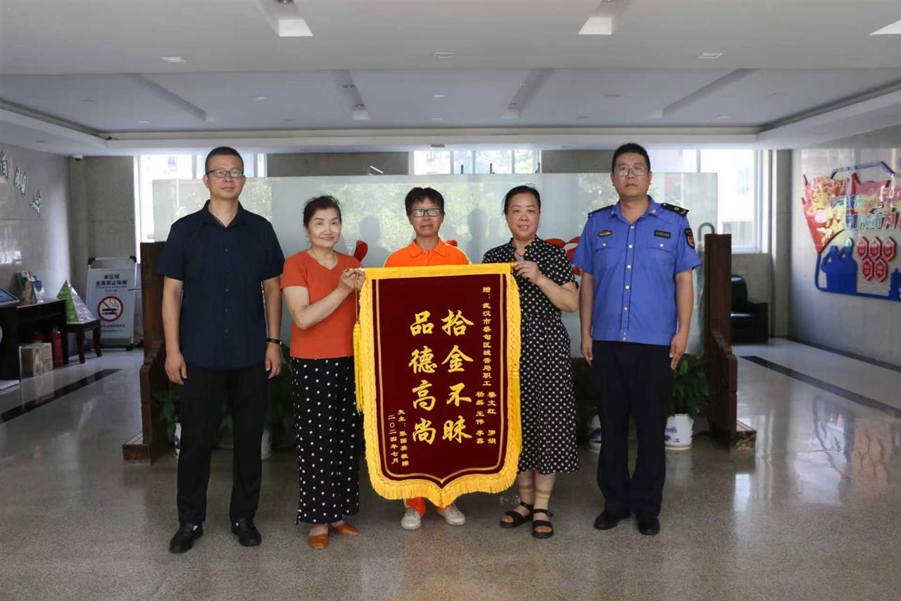 风里雨里，闪动着橙色的背影：城市因环卫工人而美丽